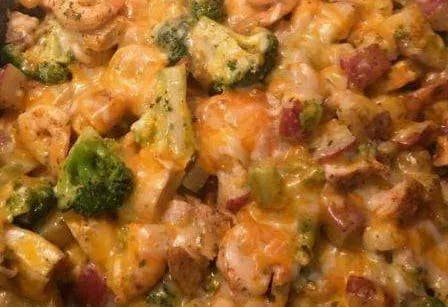 Titelbild für Chicken, Sautéed Shrimp, Red Skin Potatoes, Broccoli And A 3 Cheese Blend!