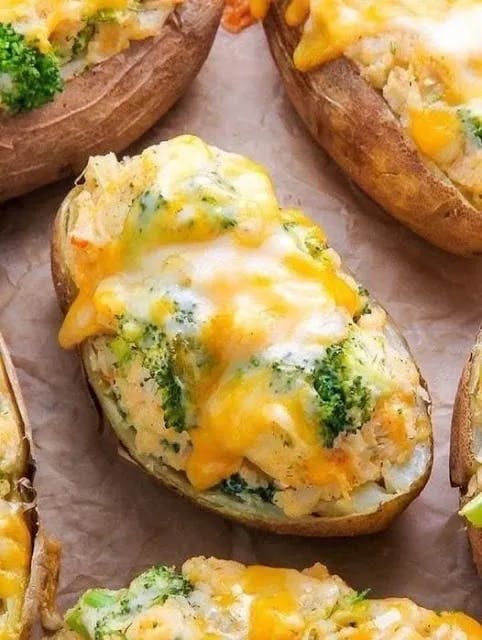 Titelbild für Broccoli and Cheddar Twice-Baked Potatoes !!