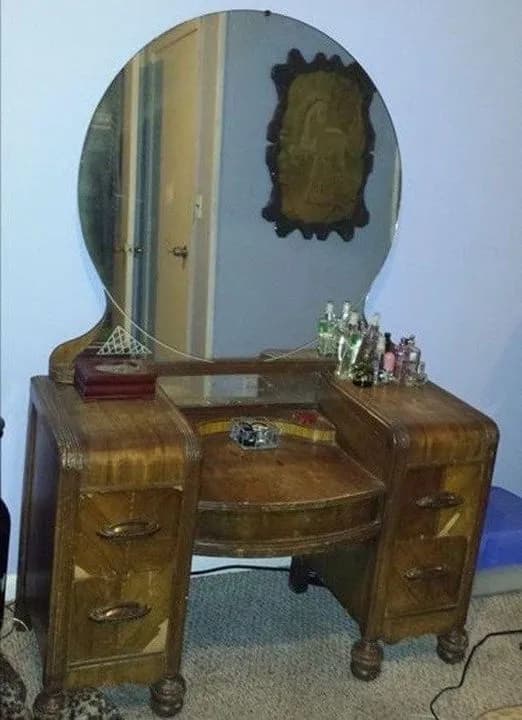 Titelbild für Giving a 1942 Vanity Table a New Life