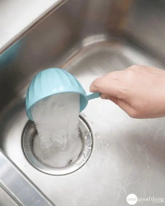 Titelbild für How To Unclog A Sink Using Just 2 Natural Ingredients