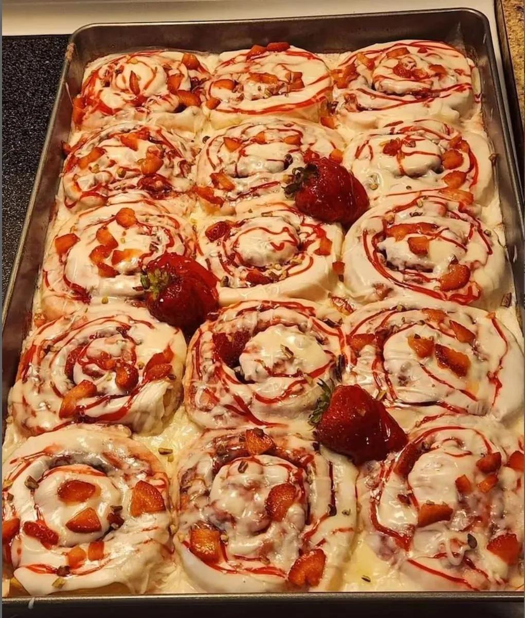 Titelbild für Strawberry Rolls with Lemon Glaze