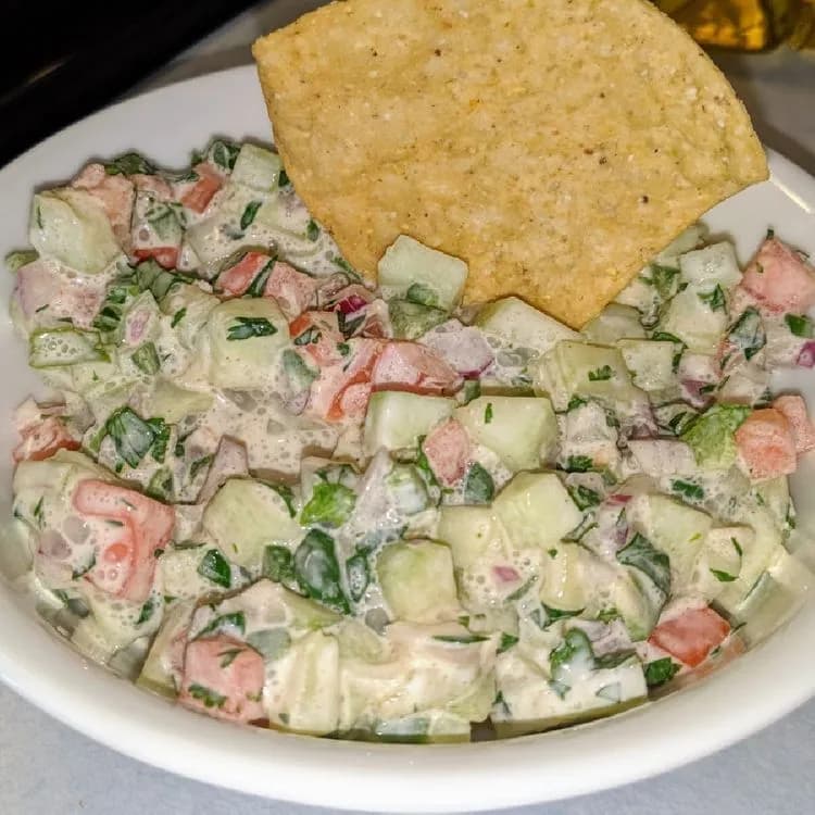 Titelbild für Crunchy Salsa With Fresh Cucumbers