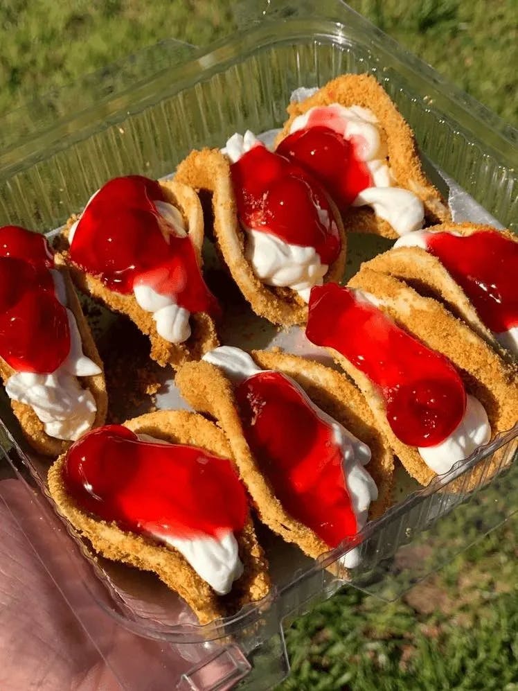 Titelbild für Cherry Cheesecake Taco Dessert
