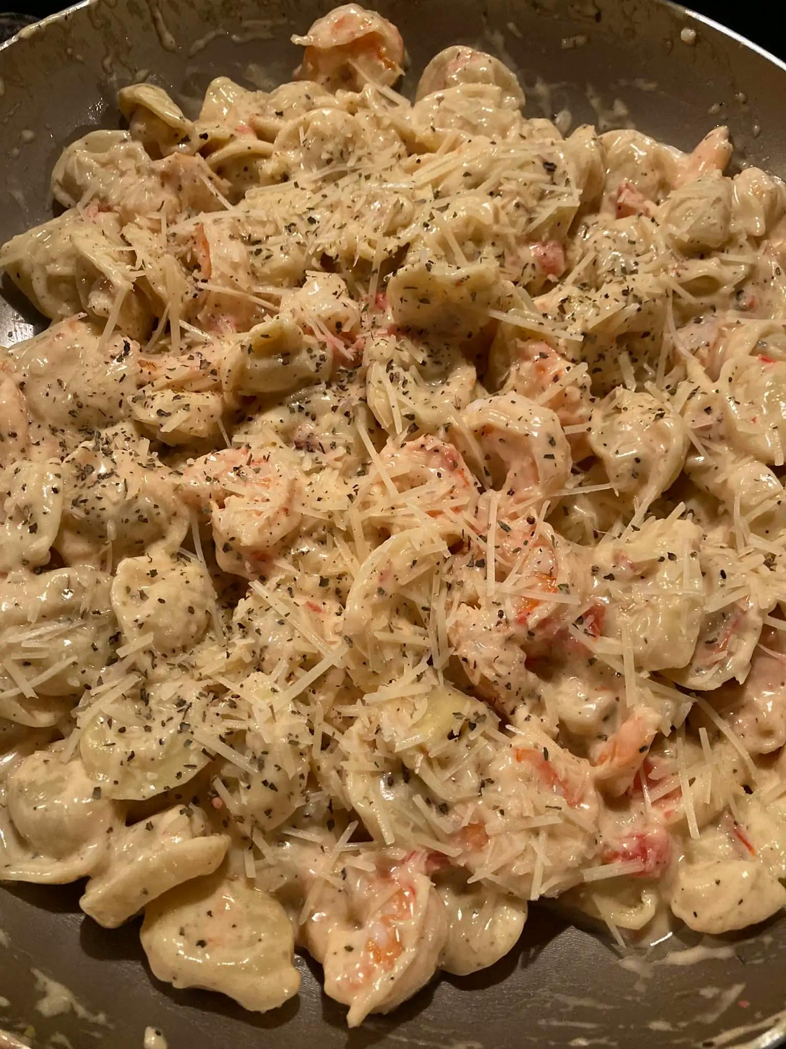 Titelbild für Cheese Tortellini With Shrimp And Garlic Sauce