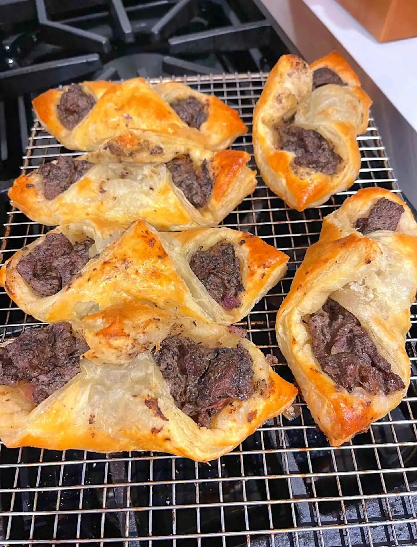Titelbild für Beef Wellington Turnover with Sweet Chili Wine Sauce
