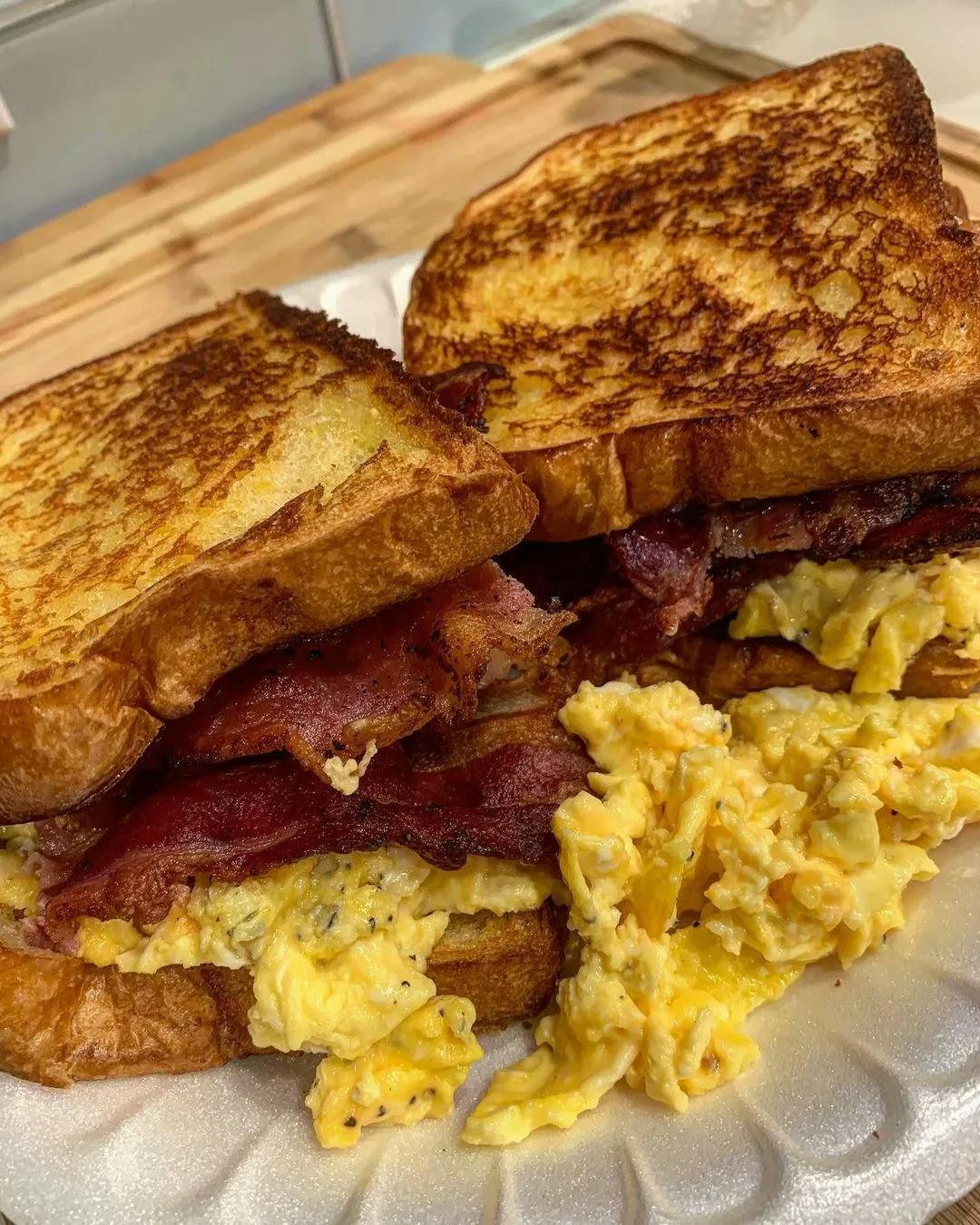 Titelbild für Air-Fryer Southern Bacon, Egg, and Cheese Breakfast Sandwich