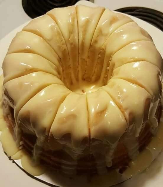 Titelbild für Vanilla Buttermilk Pound Cake With Cream Cheese Glaze