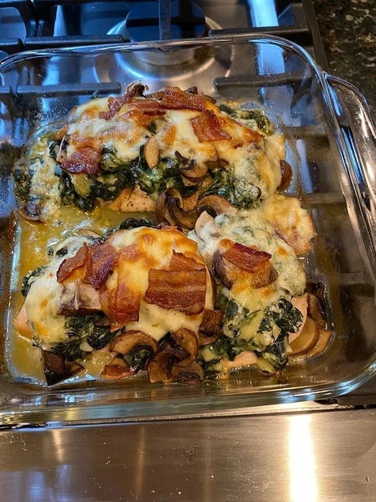 Titelbild für Smothered Chicken with Creamed Spinach Bacon And Mushrooms