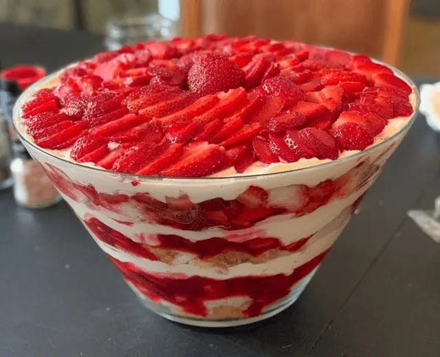 Titelbild für Strawberry Cheesecake Trifle