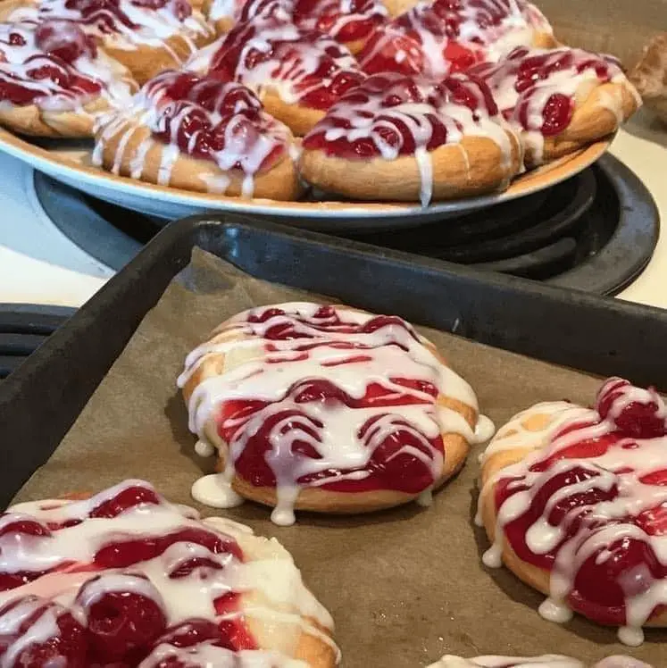 Titelbild für Mini Cherry Cheese Danishes