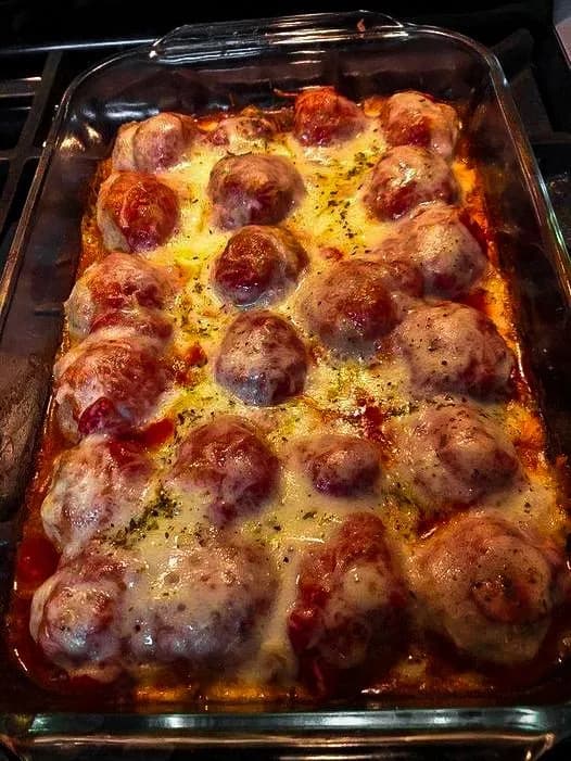 Titelbild für Dump and Bake Meatball Casserole