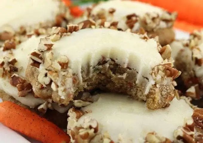 Titelbild für CARROT CAKE COOKIES WITH CREAM CHEESE FROSTING!!!