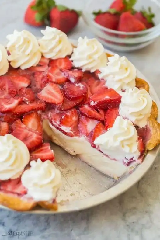 Titelbild für STRAWBERRY CREAM CHEESE ICEBOX CAKE!!!