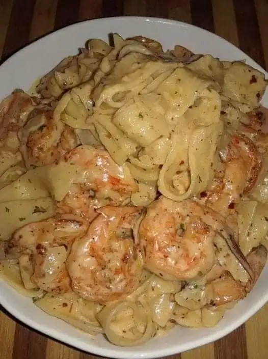 Titelbild für ONE PAN SHRIMP FETTUCCINE ALFREDO