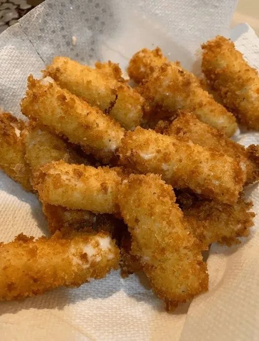 Titelbild für Homemade Fried Mozzarella Sticks