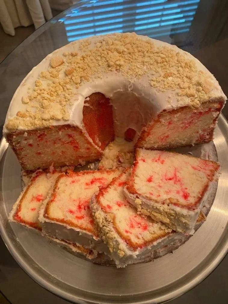 Titelbild für Strawberry crunch pound cake