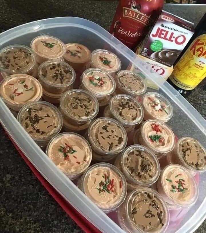 Titelbild für CHRISTMAS CHOCOLATE KAHLUA & BAILEY’S PUDDING SHOTS