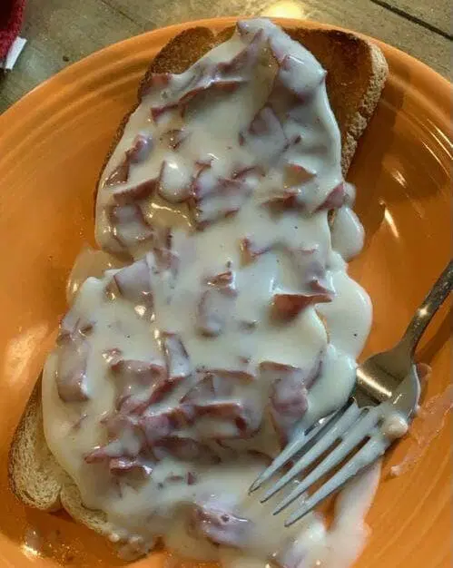 Foto di copertina di Crema di manzo scheggiata su pane tostato: un classico dimenticato
