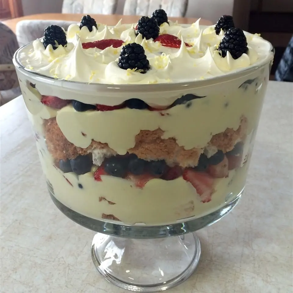 Titelbild für Outrageous Lemon Berry Trifle