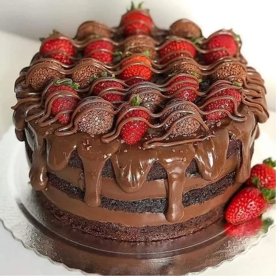 Titelbild für Chocolate-Covered Cake with Fresh Fruit