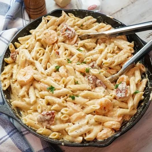 Titelbild für Creamy Mozzarella Shrimp Pasta