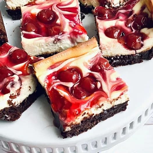 Titelbild für CHERRY CHEESECAKE BROWNIES