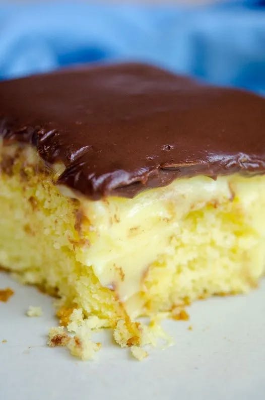 Titelbild für Boston Cream Poke Cake Recipe