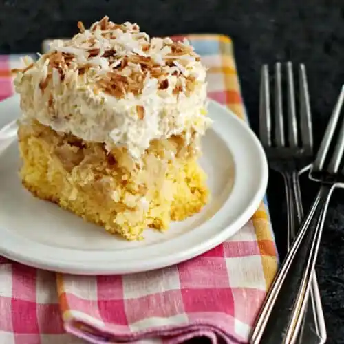 Titelbild für Hawaiian Wedding Cake with Whipped Cream Cheese Frosting