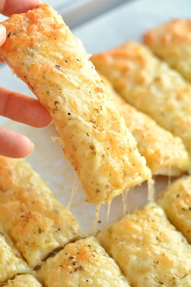 Titelbild für Easy Cheesy Garlic Breadsticks