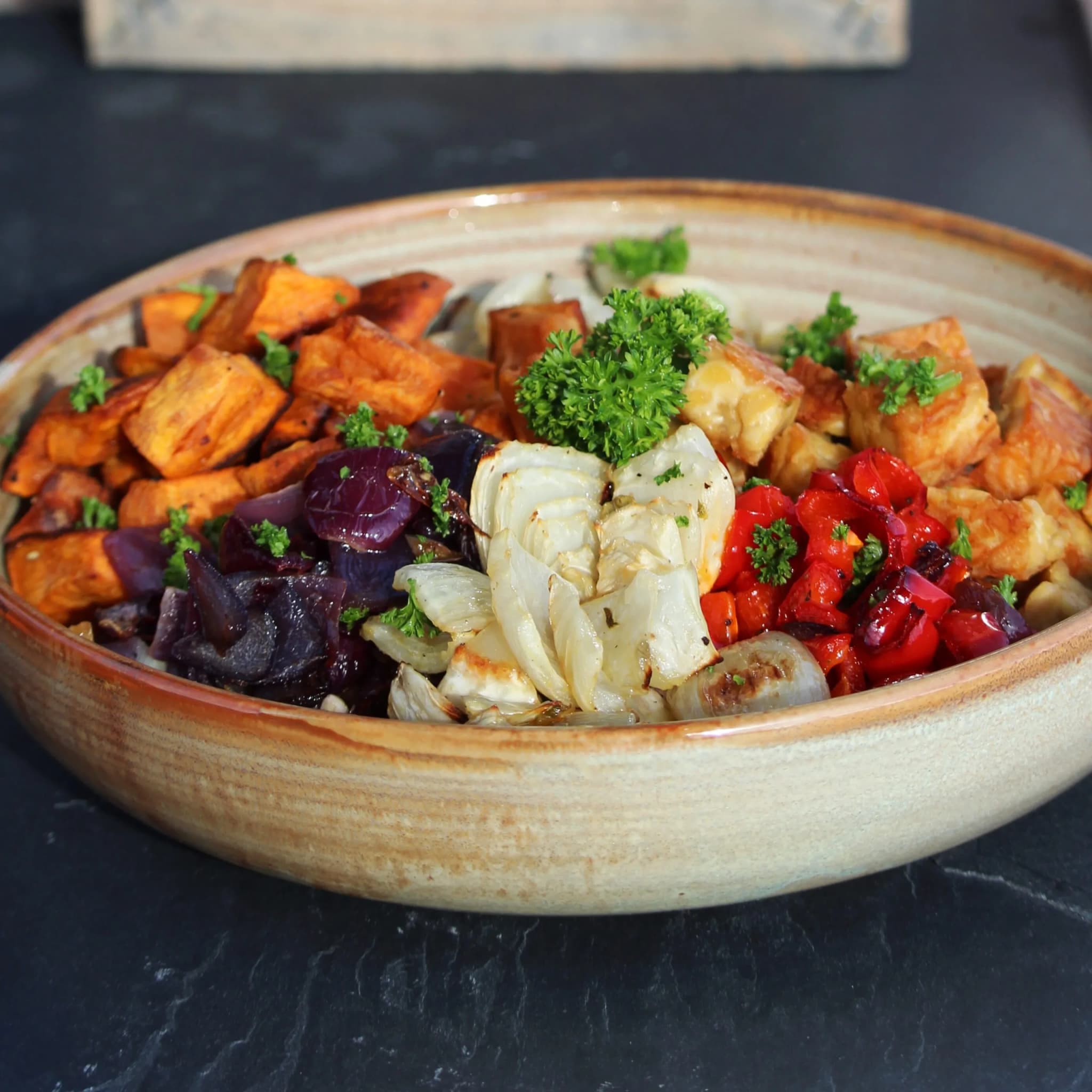 Titelbild für ROASTED VEGGIE & TEMPEH BOWL