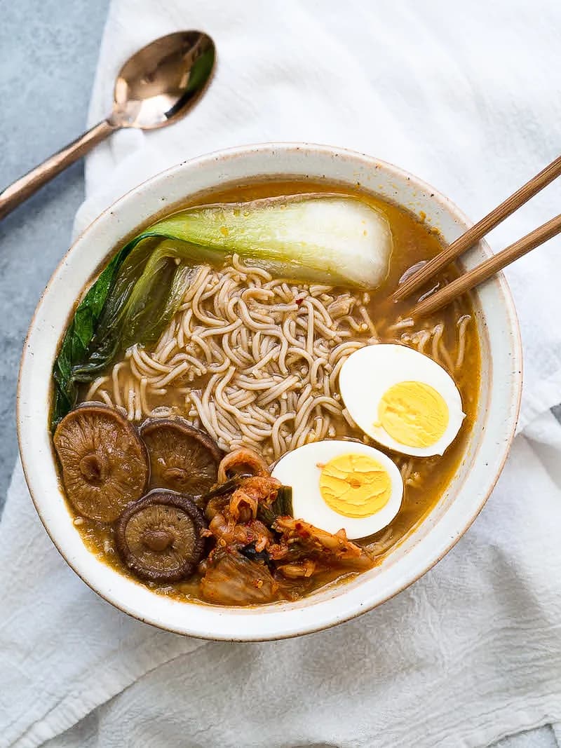 Titelbild für VEGETABLE RAMEN WITH MUSHROOMS & BOK CHOY